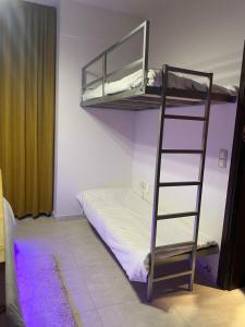 Sauna City Apartment 01 emeletes ágyai egy szobában