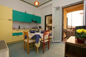 A kitchen or kitchenette at Fly Home Sicily