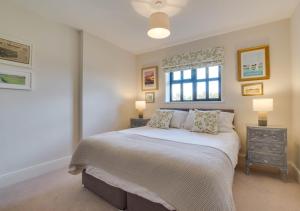 Un dormitorio con una cama grande y una ventana en 2 Hilltop Cottages en Stansted