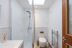 ein Bad mit einem WC und einer Dusche in der Unterkunft Central, Spacious 1 Bed- Hove in Brighton & Hove