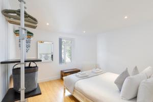 ein weißes Schlafzimmer mit einem Bett und einem Spiegel in der Unterkunft Central, Spacious 1 Bed- Hove in Brighton & Hove