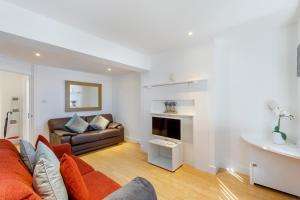 ein Wohnzimmer mit einem Sofa und einem Kamin in der Unterkunft Central, Spacious 1 Bed- Hove in Brighton & Hove