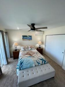 um quarto com uma cama e uma ventoinha de tecto em Cozy Custom Vacation Home em Kaneohe