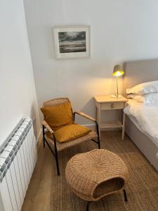 een slaapkamer met een bed, een stoel en een tafel bij 2 Bedroom Apartment Central Town Location in Enniscorthy
