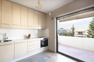 Kitchen o kitchenette sa Seaside Apartment with 3 bdrm and Shared Pool!
