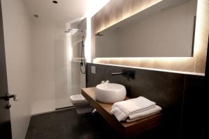 にあるHOTEL RIO LEAのバスルーム(洗面台、トイレ、鏡付)