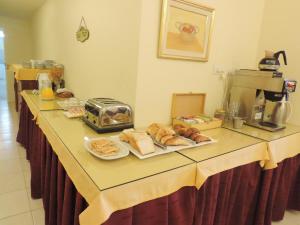 una mesa con sándwiches y pan encima en Hotel Galicia en Trelew