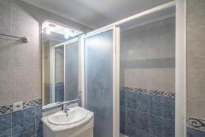 a bathroom with a toilet and a sink and a shower at MARBELLA 2000 Estudio en paseo marítimo WIFI in Marbella