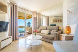 a living room with a couch and a table at MARBELLA 2000 Estudio en paseo marítimo WIFI in Marbella