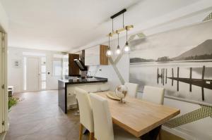 een keuken en eetkamer met een houten tafel en stoelen bij Apartamento La Burrita in San Agustin