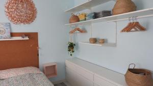 1 dormitorio con estanterías blancas y 1 cama en Casa Limão, en Azinhal