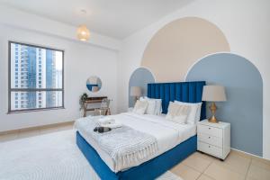 Voodi või voodid majutusasutuse JBR Beach Bliss - One & Three Bedroom Luxury Apartments by Sojo Stay toas