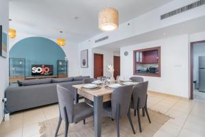 Restorāns vai citas vietas, kur ieturēt maltīti, naktsmītnē JBR Beach Bliss - One & Three Bedroom Luxury Apartments by Sojo Stay