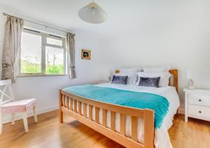 een slaapkamer met een groot bed en een raam bij Broomhurst Grove in Mayfield