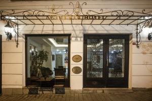 un negozio con porta in ferro battuto di P Galata Hotel - Special Category a Istanbul