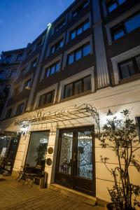 ein Gebäude mit einer Tür davor in der Unterkunft P Galata Hotel - Special Category in Istanbul