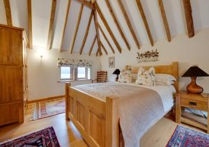 een slaapkamer met een groot bed in een kamer bij Birdsong Barn in Westfield