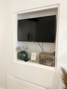 Televízia a/alebo spoločenská miestnosť v ubytovaní Studio Patchouli - Centre historique de Grasse, musées, boutiques