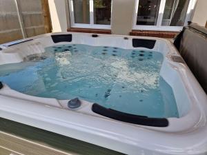 jacuzzi z niebieską wodą w obiekcie Gîte les 4 sabots de la Baie w mieście Bourseville