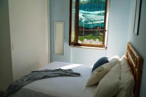 een bed in een slaapkamer met een raam bij Casa Elsa Terrazza con vista by ItalianHost in Maiori