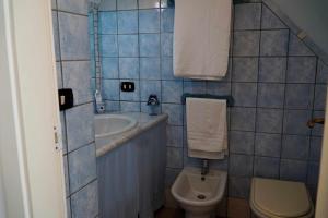 een kleine badkamer met een wastafel en een toilet bij Casa Elsa Terrazza con vista by ItalianHost in Maiori