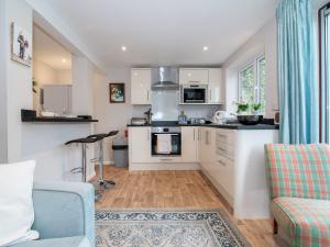 uma cozinha com armários brancos e um forno com placa de fogão em Pass the Keys Beautiful apartment with stunning views em Worcester