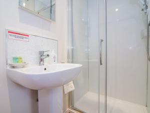 uma casa de banho branca com um lavatório e um chuveiro em Pass the Keys Beautiful apartment with stunning views em Worcester