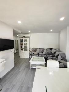 - un salon avec un canapé et une table dans l'établissement Apartamento Costa de Poniente, à Benidorm