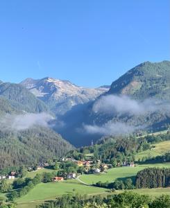 グミュント・イン・ケルンテンにあるPerau in Gmündの山の渓谷の眺め