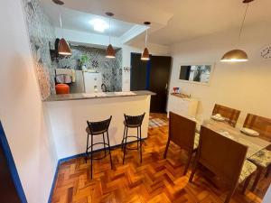 a kitchen and dining room with a table and chairs at Casa charmosa no Centro Histórico com garagem in Ouro Preto