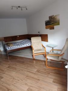 Habitación con 1 cama, 2 sillas y mesa. en U Beaty, niezależne mieszkania do wynajęcia, en Ochotnica Górna