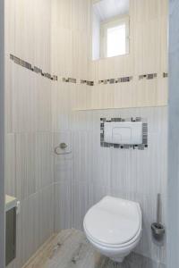 L32 Mozart 2 Bedrooms, Ac, wifi, 10 mins beach
