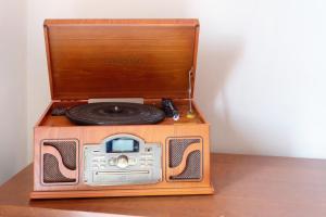 an old radio with a record player on top of it at Chalet Vacacional El Agujero in Gáldar