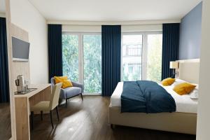 1 dormitorio con cama, escritorio y silla en HotelHafenWedel en Wedel