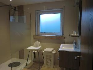 a bathroom with a sink and a window at Appartementen Edel in Schmallenberg