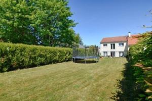 a yard with a basketball hoop and a house at Maison 120 m² à Vigy in Vigy