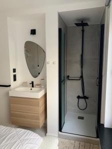 Les pieds dans le sable في دي بان: حمام مع حوض ودش مع مرآة +19 صورة