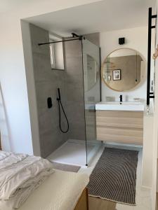 Les pieds dans le sable في دي بان: حمام مع دش ومغسلة