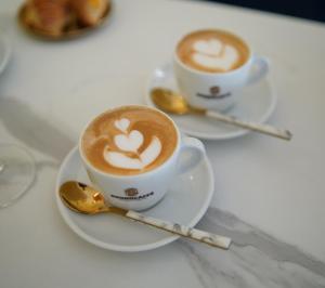 duas chávenas de café sentadas numa mesa com colheres em Marchese 124 em Bari mais 17 fotografias