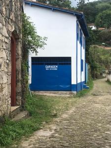 a large garage with a blue and white door at Casa charmosa no Centro Histórico com garagem in Ouro Preto