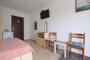 Μια τηλεόραση ή/και κέντρο ψυχαγωγίας στο Apartments and Rooms Letizia