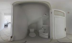 ein weißes Bad mit einem Waschbecken und einem WC in der Unterkunft Tanger Cap Spartel - Duplex 110m2 face aux plages in Tangier
