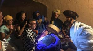 un grupo de personas sentadas en una habitación en Berber Oasis Camp, en Oulad Driss