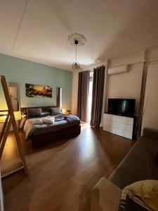 sypialnia z łóżkiem i telewizorem z płaskim ekranem w obiekcie Roma Vatican's Room w Rzymie