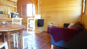 ein Wohnzimmer mit einem Sofa und einem Tisch in der Unterkunft LE COULOUMAT Saucats in Saucats