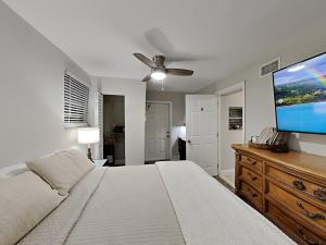 um quarto com uma cama grande e uma televisão de ecrã plano em Miami Townhouse with Patio, Gazebo, Free Parking, centrally located em Miami