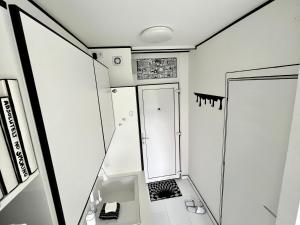 2D Apartment في سكسارد: حمام مع مرحاض ومغسلة ومرآة