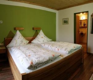 インツェルにあるPension Staufenhofのベッド1台(枕2つ付)