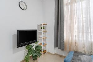 Televízia a/alebo spoločenská miestnosť v ubytovaní Un descanso 2