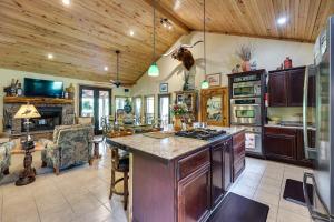 una gran cocina con una isla central en una casa en Spacious Riverfront Cabin Near Local Attractions!, en Glenwood